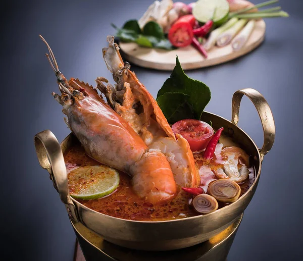 Karides kase, Tom Yum Kung arıyor ünlü Tayland yemekleri mutfağı ile Asya baharatlı çorba yakın çekim.