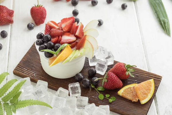 Sommersalat Mit Reifen Frischen Früchten Und Beeren Auf Weißem Holzgrund — Stockfoto