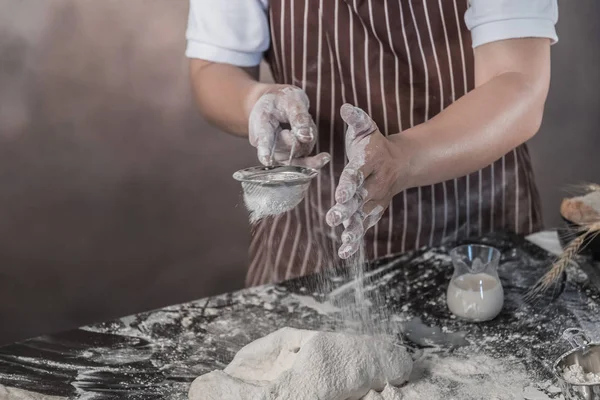 Detailansicht Eines Mannes Schürze Bei Der Teigzubereitung Tisch Der Bäckerei — Stockfoto