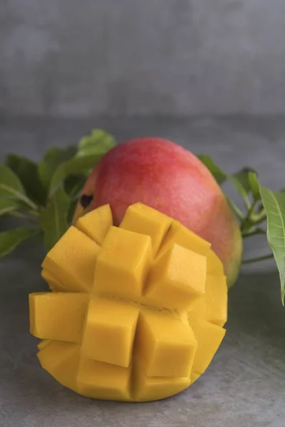 Samenstelling Van Levensmiddelen Van Hele Gesneden Mango Vruchten Met Groene — Stockfoto