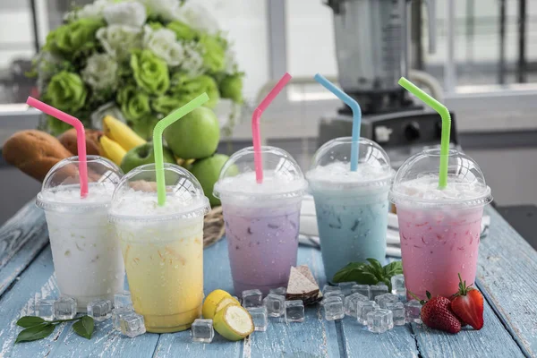 ahşap masa üzerinde düzenlenen renkli İtalyan smoothies