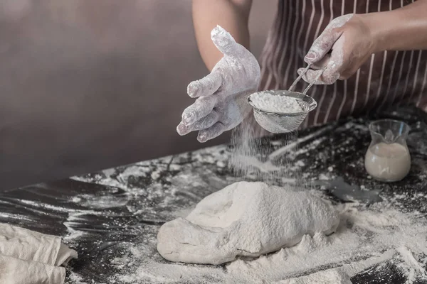 Detailansicht Eines Mannes Schürze Bei Der Zubereitung Von Brötchen Tisch — Stockfoto