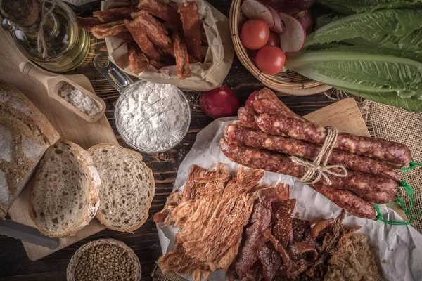 Natürmort ekmek dilimlenmiş jambon, sosis ve sebze ile,