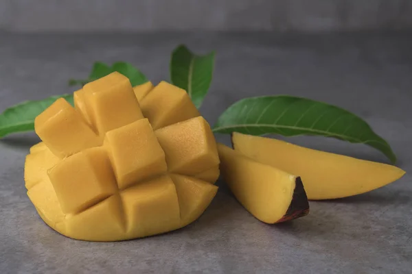 Weergave Van Gesneden Mango Met Groene Bladeren Donkere Achtergrond Sluiten — Stockfoto