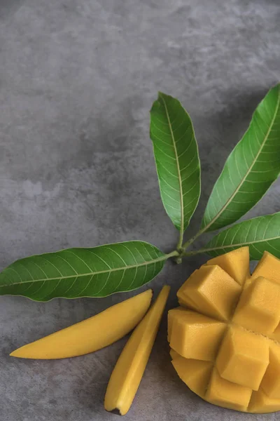 Gesneden Mango Met Groene Bladeren Donkere Achtergrond — Stockfoto