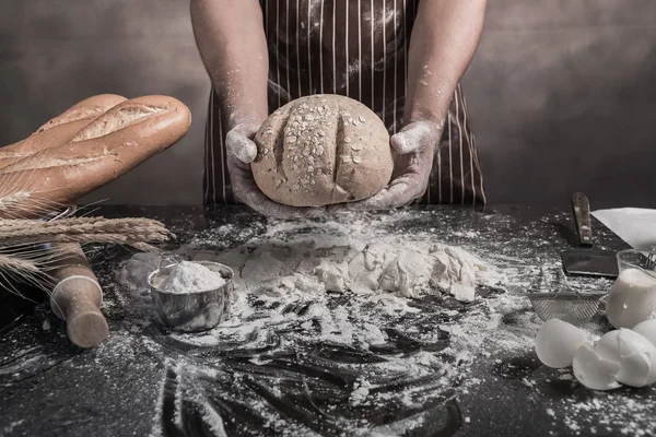 Ausgeschnittene Ansicht Eines Mannes Bei Der Zubereitung Der Tisch Brot — Stockfoto