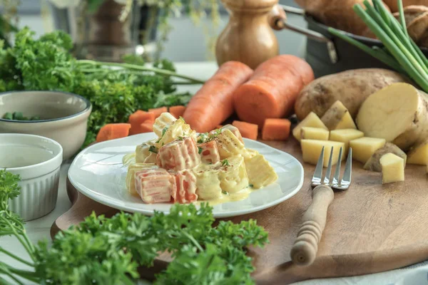 传统德国马铃薯沙拉与胡萝卜 洋葱和蛋黄酱在木桌上 — 图库照片
