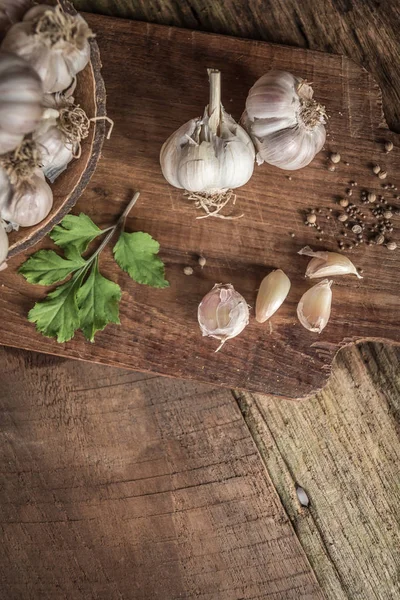 Garlic Bulbs Pepper Herbs Wooden Board — Stock Photo, Image
