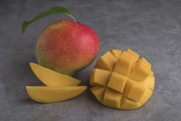 Mango Vruchten Grijze Achtergrond Selectieve Aandacht — Stockfoto