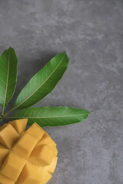 Weergave Van Gesneden Mango Met Groene Bladeren Donkere Achtergrond Sluiten — Stockfoto