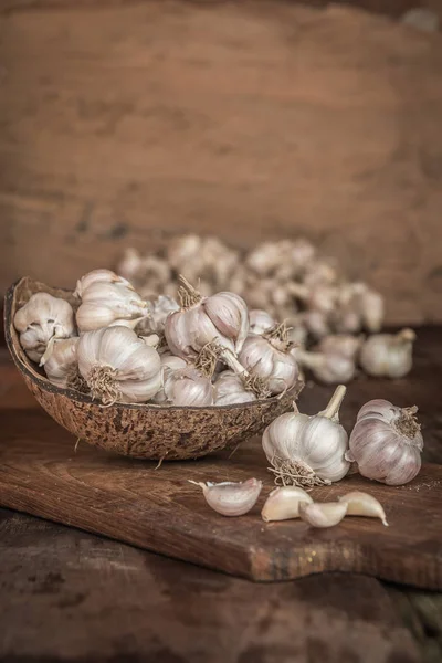 Knoblauchknollen Kokosnussschale Auf Holzbrett — Stockfoto