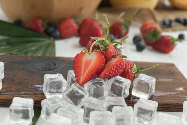 Nahaufnahme Von Erdbeeren Mit Eis Auf Holzbrett — Stockfoto