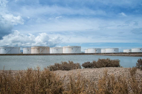 Raffinerieöltanks Geschäft Der Ölindustrie Mit Blauem Himmel — Stockfoto