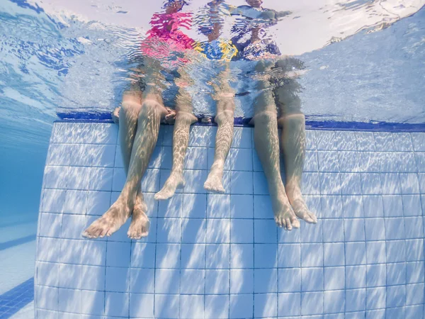 Crianças Pequenas Nadando Piscina Crianças Felizes Grupo Crianças Aula Piscina — Fotografia de Stock