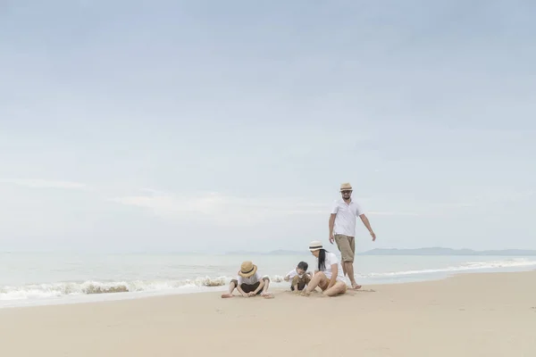 Ázsiai Férfi Játszik Két Fia Beach Resort — Stock Fotó