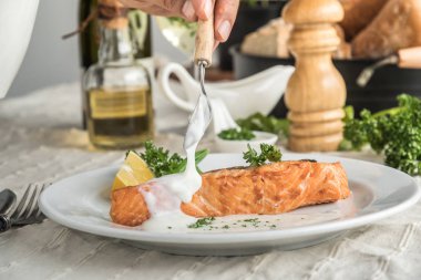 Şef garson ve beyaz soslu somon steak için ekleme