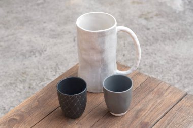 Boş Japon el yapımı seramik bardak ahşap tablo