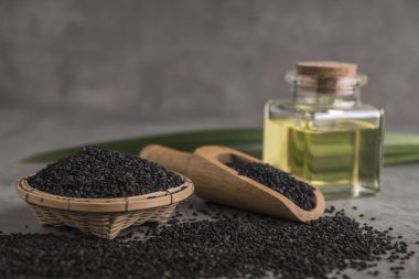 Koyu arka plan üzerine siyah susam.