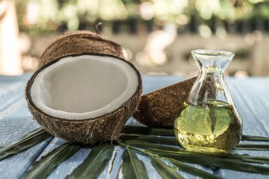 Hindistan cevizi ve eski ahşap masa camına petrol gıda kompozisyonu.