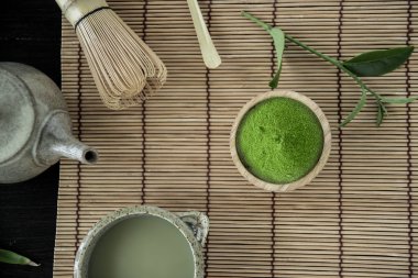 Bambu peçete üzerinde organik yeşil Matcha çay üstten görünüm.