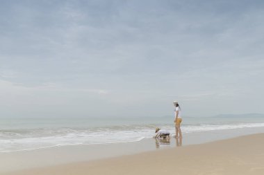 Sahilde küçük oğlu ile Asya Anne