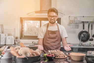 Taze pişmiş ekmeği ve ekmek fırını ile erkek aşçı.