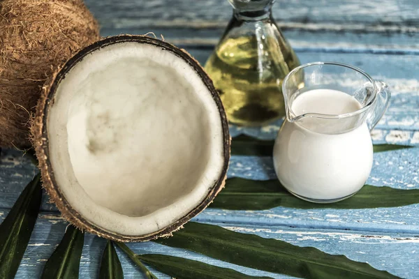 Cocos Maduros Con Aceite Leche Sobre Una Vieja Mesa Madera — Foto de Stock