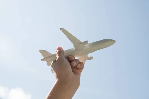 Модель Самолета Руке Человека Фоне Неба — стоковое фото