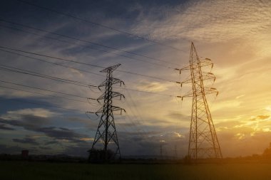 Yüksek gerilim sonrası, yüksek gerilim kuleleri gökyüzü günbatımı arka plan üzerinde.