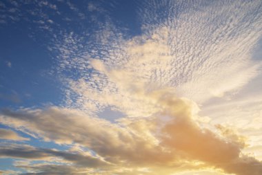 Mavi gökyüzü günbatımı beyaz bulutlar ile