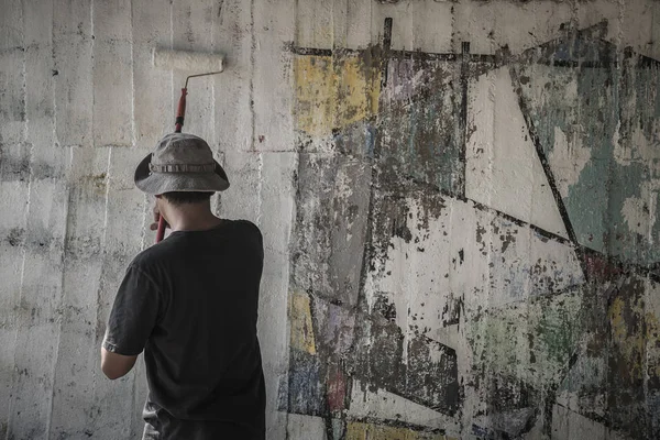 Jonge Man Hat Reinigen Van Muren Door Schilderij Wit Oude — Stockfoto