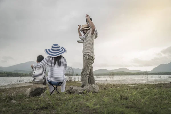 Padre Con Hijas Jóvenes Hijo Picnic Cerca Del Lago Conceptos — Foto de Stock