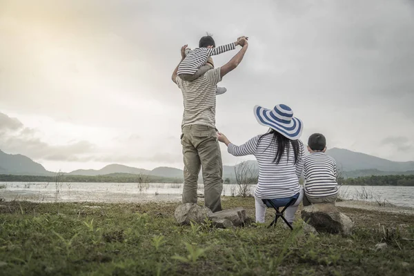 Genç kızı ve oğluyla yakın göl piknik üzerinde üst. Aile kavramları