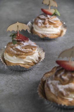 Krema, çilek ve nane ile ev yapımı profiterol.