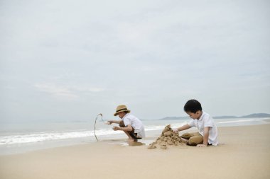 İki kardeş birlikte deniz Beach Resort oynama