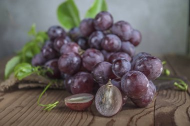 Ahşap masa yemeye hazır sağlıklı kırmızı üzüm.