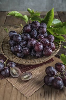 Natürmort ahşap masa üzerinde sağlıklı kırmızı üzüm.