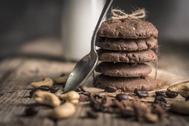 Rustik ahşap masa kaşık ile taze pişmiş çikolata kurabiye