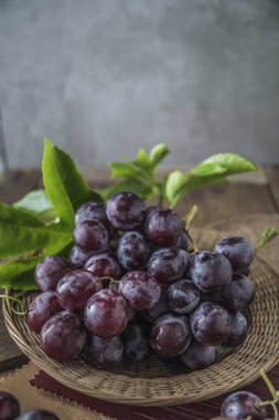 Natürmort ahşap masa üzerinde sağlıklı kırmızı üzüm.