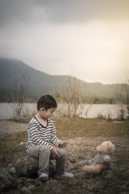 Oyuncak ayı açık, Tayland ile Asya çocuk portresi.