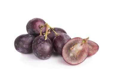 Beyaz arka plan üzerinde izole ham Olgun üzüm gıda kompozisyonu.