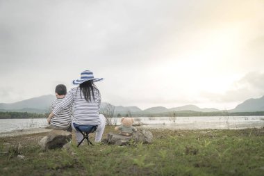 Anne Genç kızı ve oğluyla yakın göl piknik üzerinde. Aile kavramları