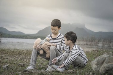 Çocuk sitesi oturan bir oyuncak ayı ile Asya havzanın arka plan olduğunu. Tayland.