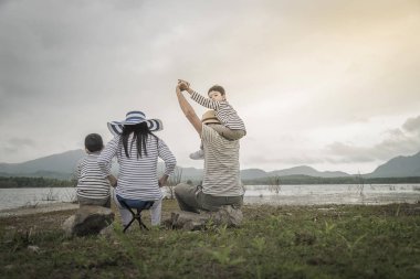 Genç kızı ve oğluyla yakın göl piknik üzerinde üst. Aile kavramları