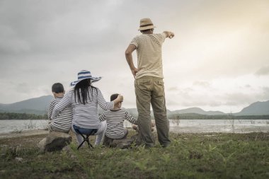 Genç kızı ve oğluyla yakın göl piknik üzerinde üst. Aile kavramları