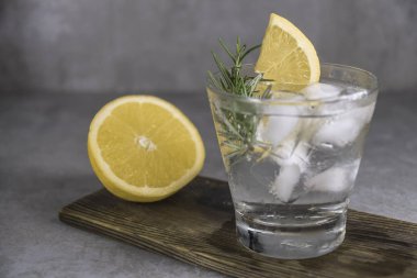 Cin tonik kokteyl limon, biberiye ve tablo buza gıda kompozisyonu.