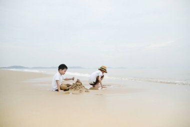 mutlu aile sahilde iki çocukla, deniz üzerinde mutlu aile beach Resort'ta