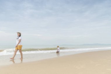 Sahilde küçük oğlu ile Asya Anne
