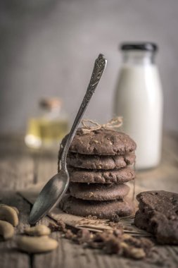 Rustik ahşap masa kaşık çikolata kurabiye gıda kompozisyonu