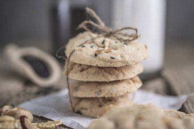 Rustik ahşap masa üzerinde taze pişmiş kaju fıstığı çerez görünümü Kapat